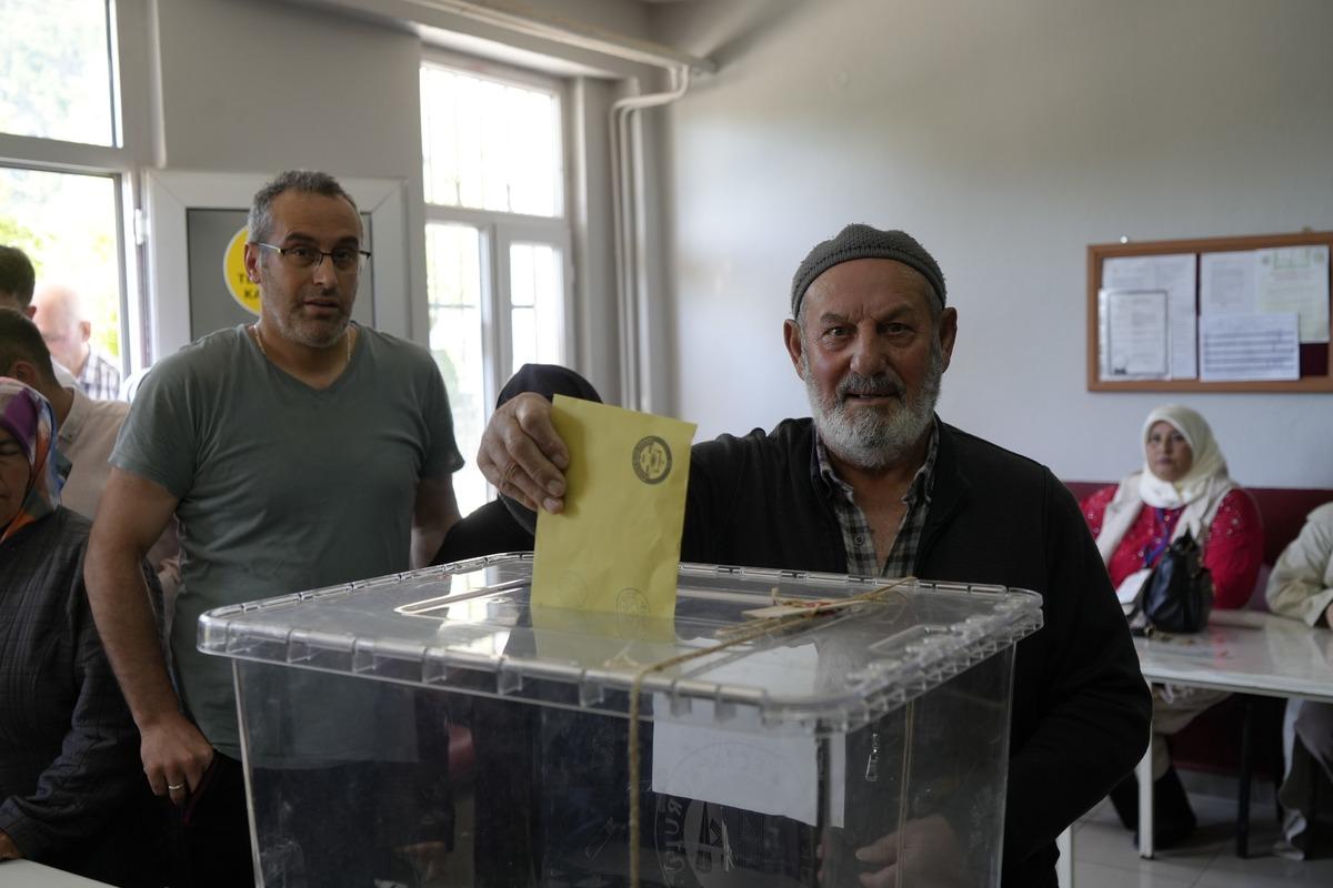 3 ilde se&ccedil;im heyecanı! 27 aday rekabet ediyor, binlerce vatandaş sandık başında 11