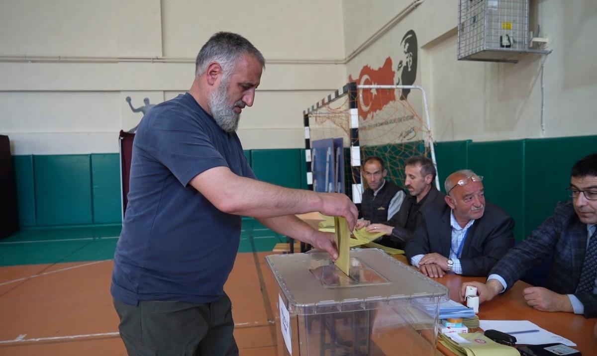 3 ilde se&ccedil;im heyecanı! 27 aday rekabet ediyor, binlerce vatandaş sandık başında 13