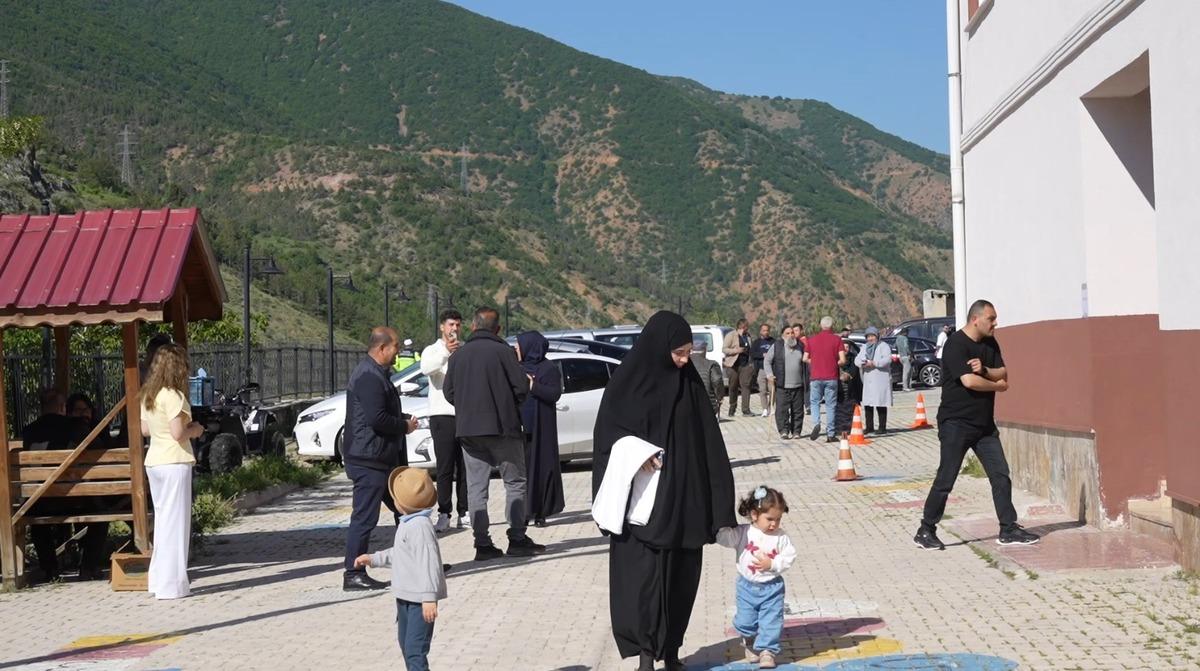 3 ilde se&ccedil;im heyecanı! 27 aday rekabet ediyor, binlerce vatandaş sandık başında 15