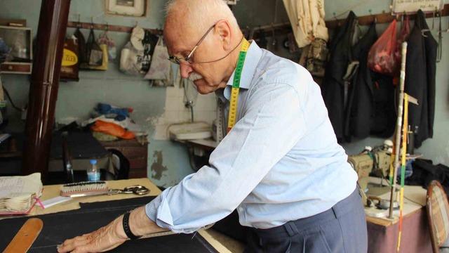 Kumaşa sinen bir ömür: 59 yıldır mesleğini aşkla sürdürüyor