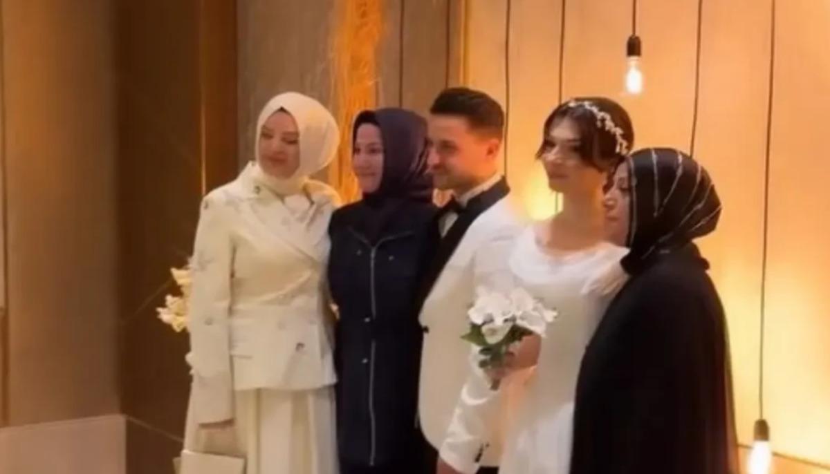 Kadir Ezildi nin eşi eltisinin düğününde beyaz giydi 1