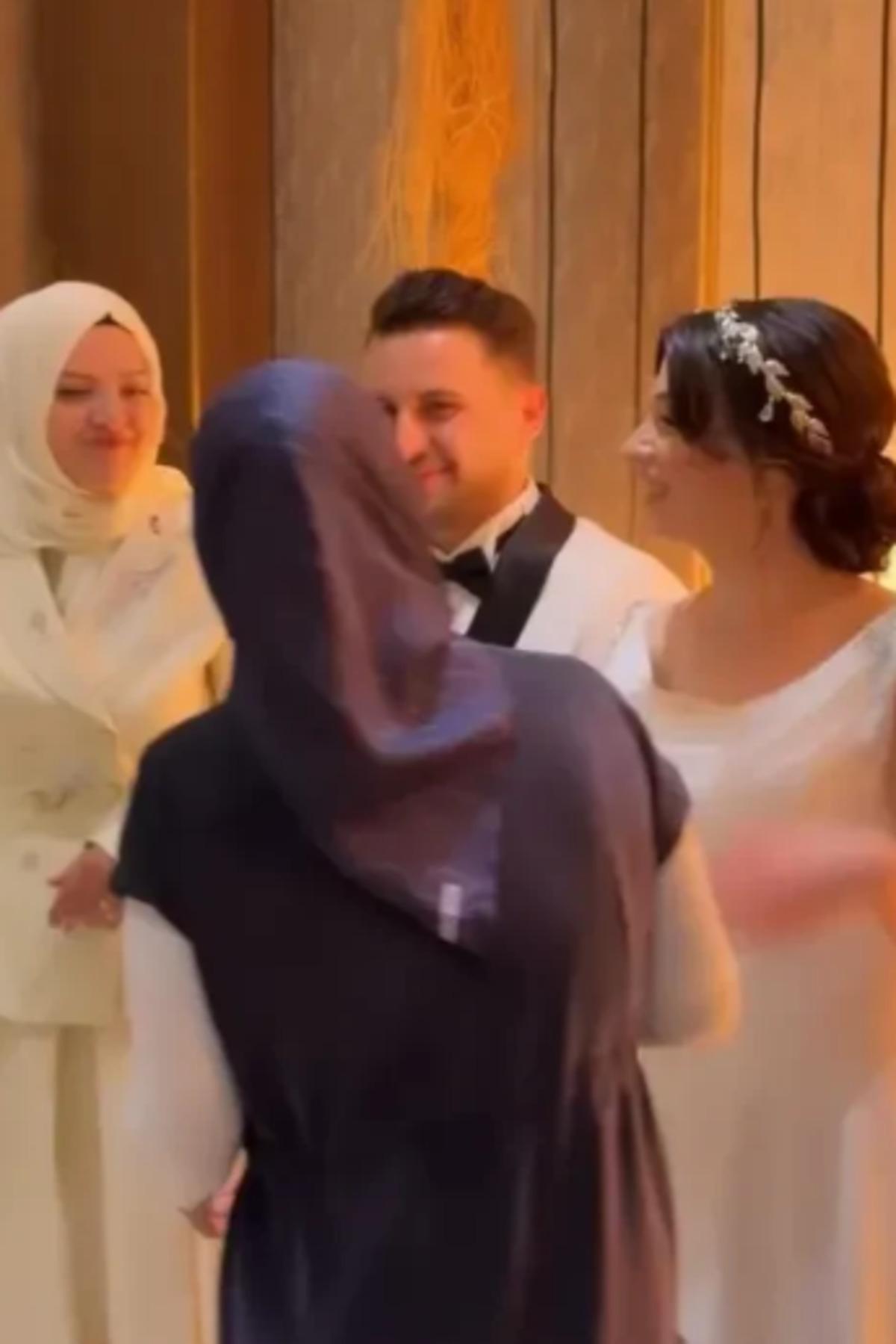 Kadir Ezildi nin eşi eltisinin düğününde beyaz giydi 2