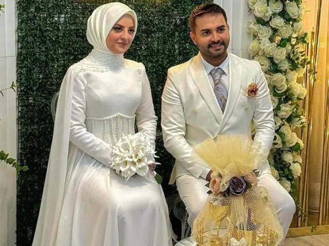 Eşi eltisinin d&uuml;ğ&uuml;n&uuml;nde giydiği kıyafet y&uuml;z&uuml;nden eleştirildi