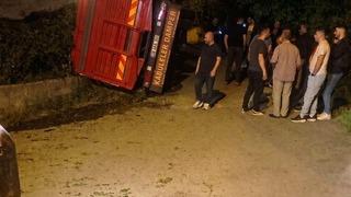 Giresun’da yaş çay yüklü kamyon devrildi
