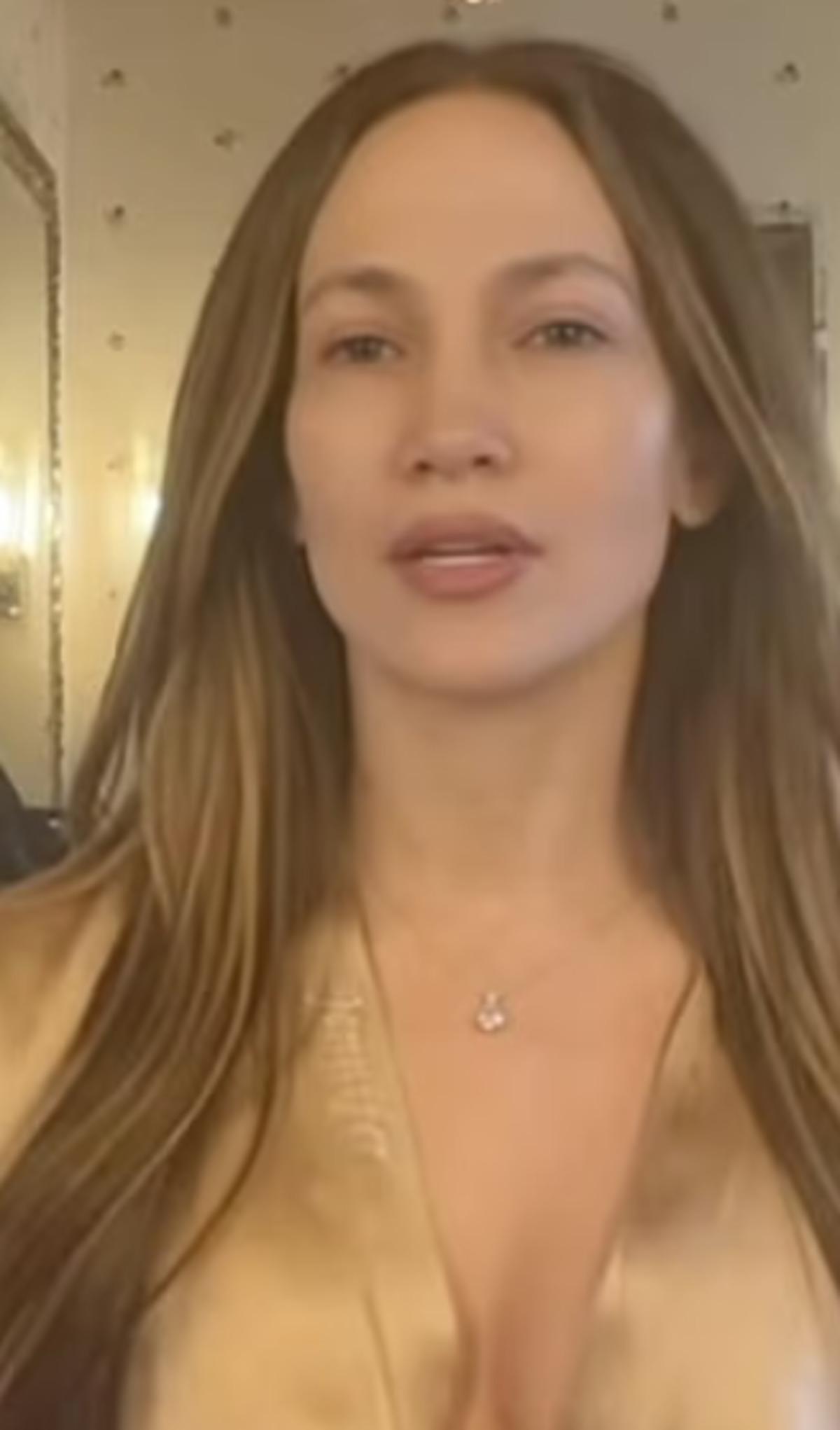 Jennifer Lopez makyajsız paylaşımıyla olay oldu! 56 yaşındaki yıldızın cildi gündem yarattı 2