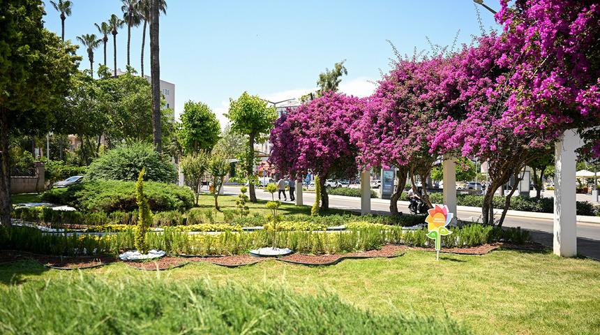 Mersin&rsquo;i yaz &ccedil;i&ccedil;ekleri s&uuml;sl&uuml;yor