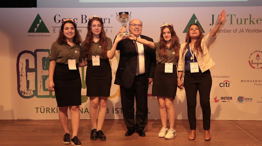 Çevre dostu makine ile “Yılın Girişimcisi” ödülünü İzmir Atatürk Lisesi öğrencileri kazandı