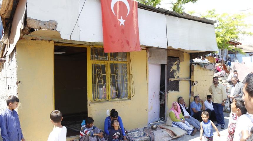 Hurda demir toplarken iş makinesinin altında can veren gazinin evinde yas