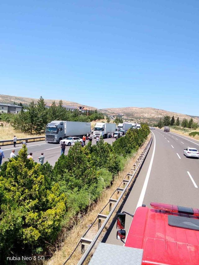 Gaziantep’te muz yüklü tır devrildi: Sürücü yaralandı 3