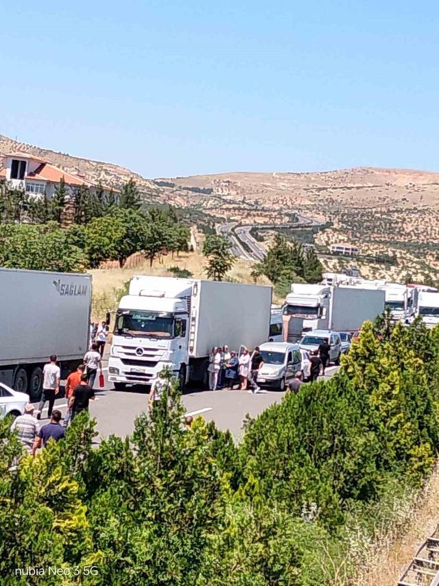 Gaziantep’te muz yüklü tır devrildi: Sürücü yaralandı 2