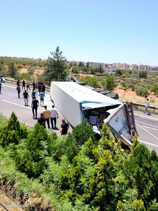 Gaziantep’te muz yüklü tır devrildi: Sürücü yaralandı 1