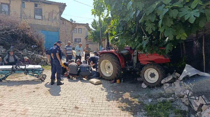 Trakt&ouml;rden d&uuml;şen s&uuml;r&uuml;c&uuml; hayatını kaybetti