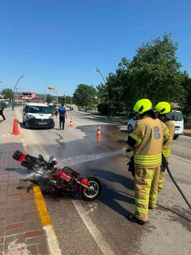 Elektrikli bisiklet alevlere teslim oldu 1