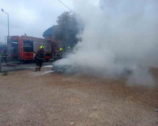 Balıkesir’de park halindeki otomobil yangını korkuttu 1
