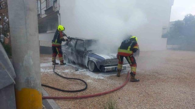 Balıkesir’de park halindeki otomobil yangını korkuttu