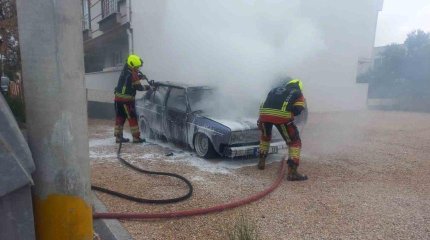 Balıkesir&rsquo;de park halindeki otomobil yangını korkuttu
