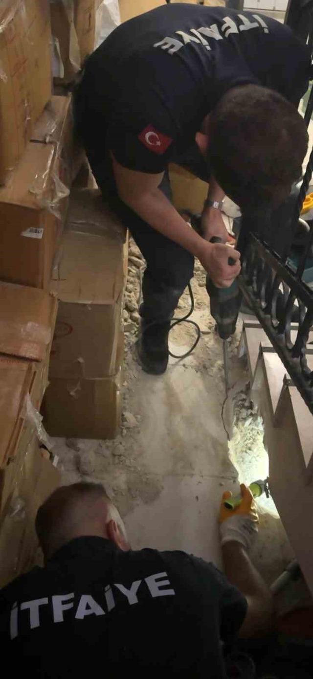 Merdiven boşluğuna sıkışan kedi merdiven ve fayans kırılarak kurtarıldı 1