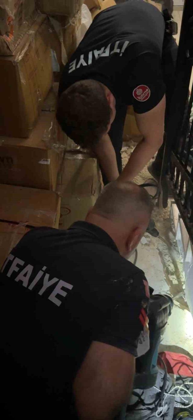 Merdiven boşluğuna sıkışan kedi merdiven ve fayans kırılarak kurtarıldı 2