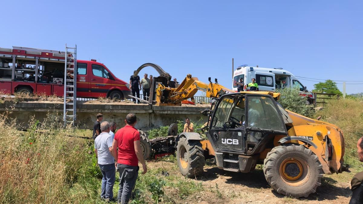 Bursa'da traktör köprüden düştü! Altında kalan sürücü kurtar