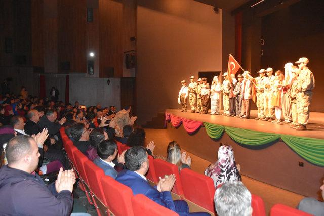 'Çanakkale Destanı'nın anlatıldığı tiyatro oyunu kaymakamı ağlattı