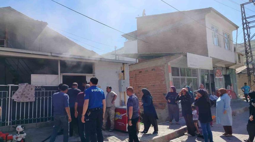 Elazığ&rsquo;da ev yangını