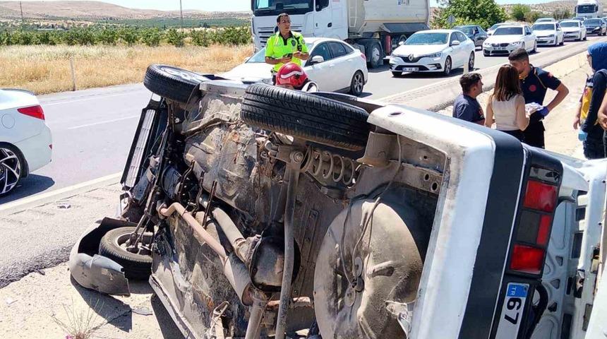 Ters d&ouml;nen otomobildeki 8 aylık bebek hayatını kaybetti