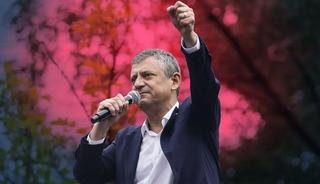 &Ouml;zg&uuml;r &Ouml;zel hakkında &ccedil;arpıcı iddia! 'G&ouml;revi iptal edilecek'