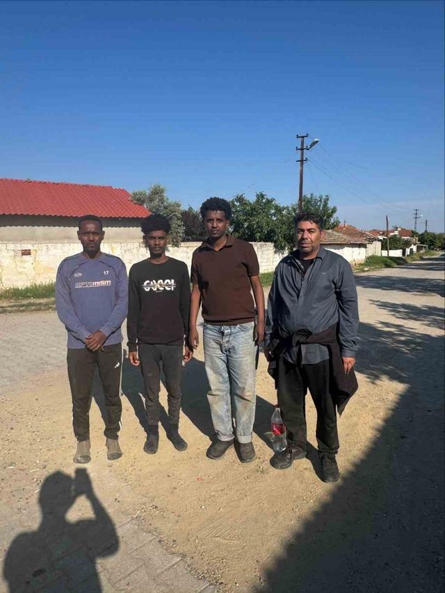 Yurt dışına kaçmak isteyen 32 düzensiz göçmen sınır hattında yakalandı 4