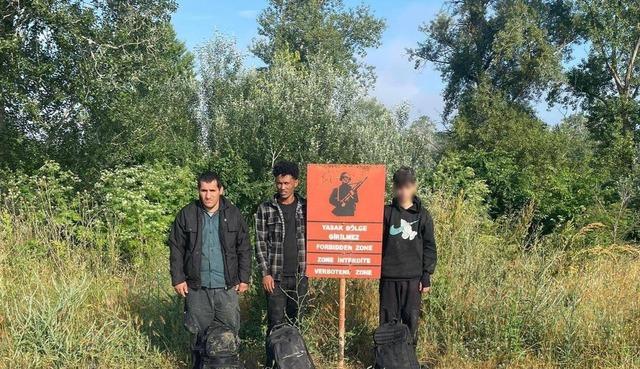 Yurt dışına kaçmak isteyen 32 düzensiz göçmen sınır hattında yakalandı 1