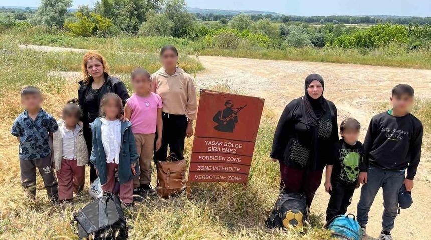 Yurt dışına ka&ccedil;mak isteyen 32 d&uuml;zensiz g&ouml;&ccedil;men sınır hattında yakalandı