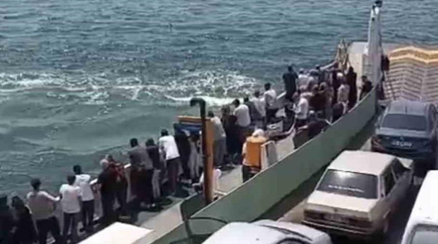 Feribottan denize d&uuml;şen kişiye b&uuml;fe &ccedil;alışanından hayat kurtaran m&uuml;dahale