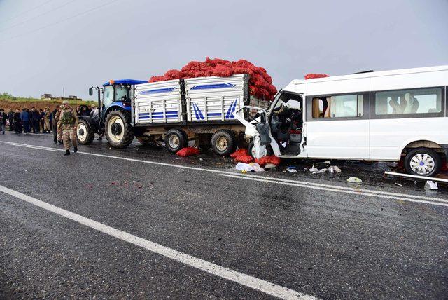 Ahlat'ta minibüs traktörle çarpıştı: 2 ölü, 1'i ağır 10 yaralı