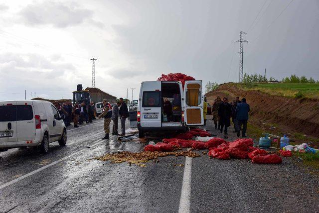 Ahlat'ta minibüs traktörle çarpıştı: 2 ölü, 1'i ağır 10 yaralı