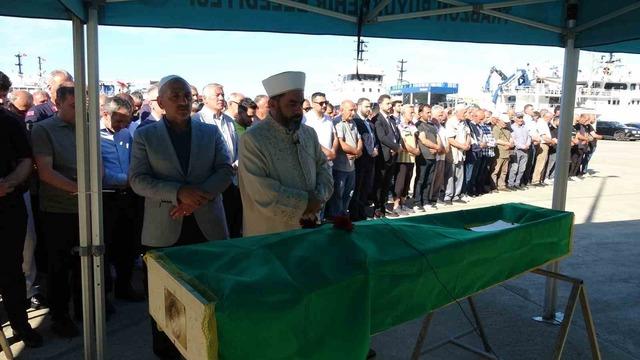 Sivastopol açıklarındaki saldırıda hayatını kaybeden Trabzonlu balıkçı son yolculuğuna uğurlandı 6