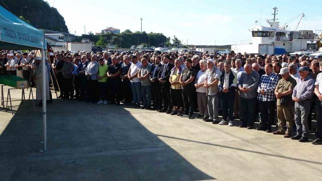 Sivastopol açıklarındaki saldırıda hayatını kaybeden Trabzonlu balıkçı son yolculuğuna uğurlandı 5