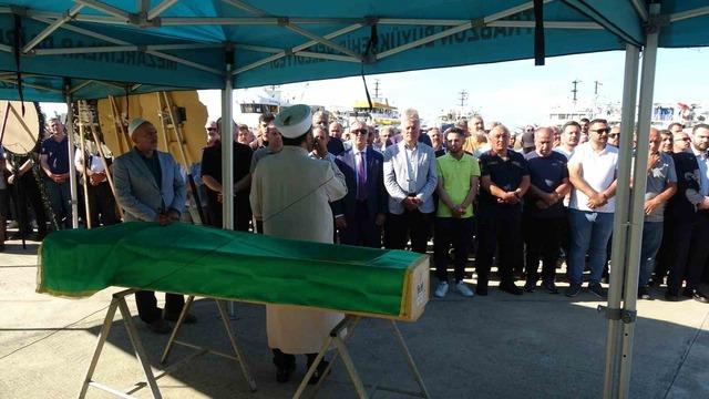 Sivastopol açıklarındaki saldırıda hayatını kaybeden Trabzonlu balıkçı son yolculuğuna uğurlandı 4