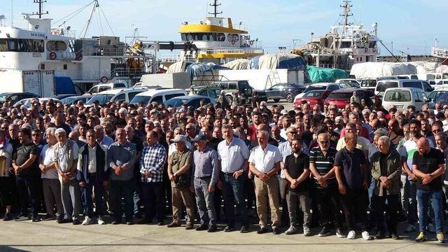 Sivastopol açıklarındaki saldırıda hayatını kaybeden Trabzonlu balıkçı son yolculuğuna uğurlandı 3