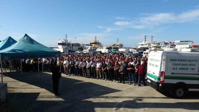 Sivastopol açıklarındaki saldırıda hayatını kaybeden Trabzonlu balıkçı son yolculuğuna uğurlandı 2