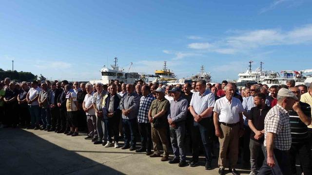 Sivastopol açıklarındaki saldırıda hayatını kaybeden Trabzonlu balıkçı son yolculuğuna uğurlandı 1