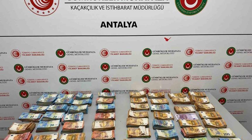Bebek bezleri i&ccedil;erisine gizlenmiş 20 milyon liradan fazla nakit para ele ge&ccedil;irildi