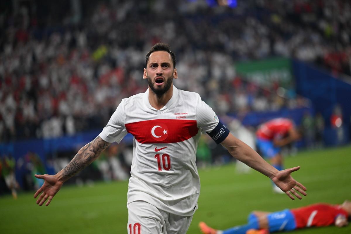 Inter den Hakan &Ccedil;alhanoğlu a&ccedil;ıklaması! Oy kullanırken duyurunca ortalık karıştı 1