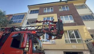 Apartman girişinde &ccedil;ıkan yangında 2 kişi dumandan etkilendi