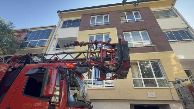 Apartman girişinde çıkan yangında 2 kişi dumandan etkilendi 