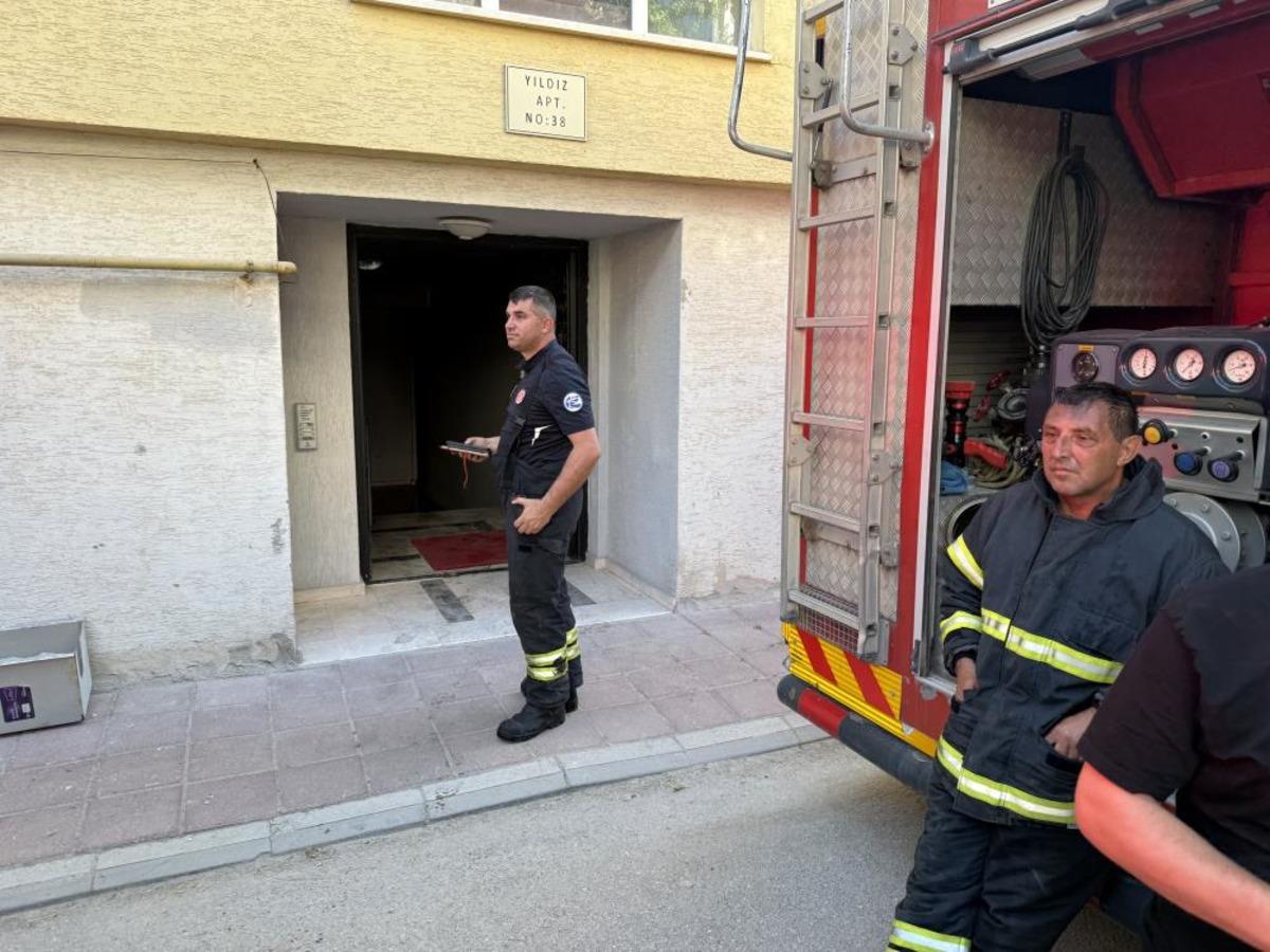 Apartman girişinde &ccedil;ıkan yangında 2 kişi dumandan etkilendi  1