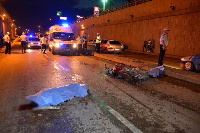 Otomobilin çaptığı motosiklet, karşı şeride geçti: 2 ölü