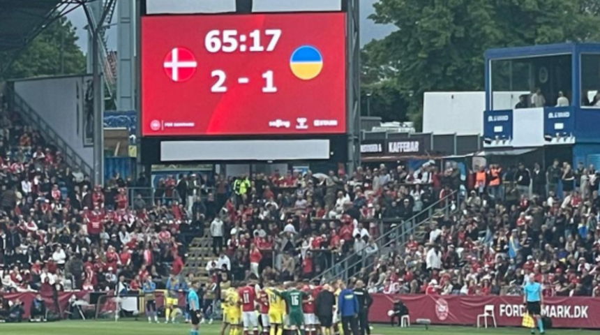 Daha &ouml;nce de kalbi durmuştu! Danimarka Ukrayna ma&ccedil;ında Christian Eriksen bir anda yere yığıldı