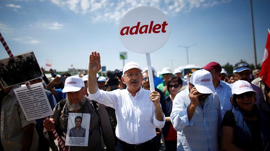 CHP'lilerin telefonuna ajan vir&uuml;s yerleştirildi