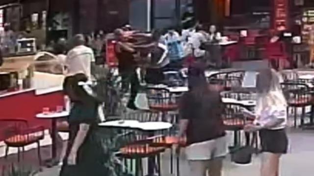 Polisten kaçan şüpheliyi tek yumrukla yere serdi