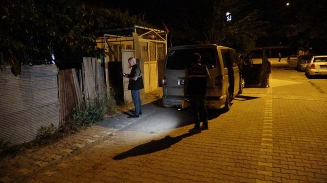 İki oğluyla gittiği ev baskınında bıçaklandı