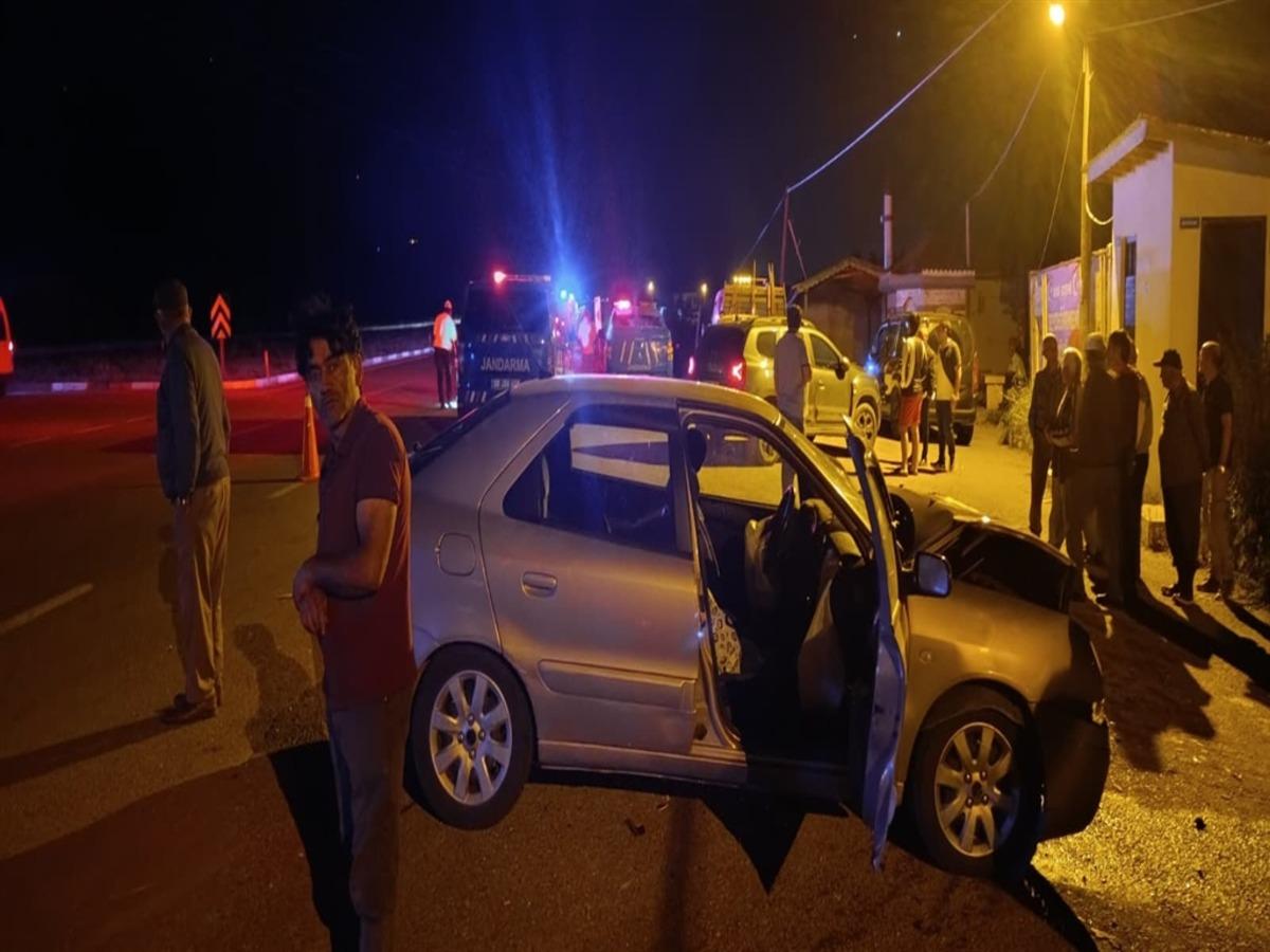 Sivas ta iki otomobil çarpıştı: 1 ölü, 3 yaralı 2